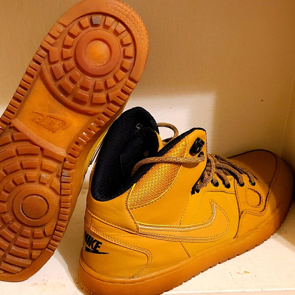 Mens size 9 Nike Boots
